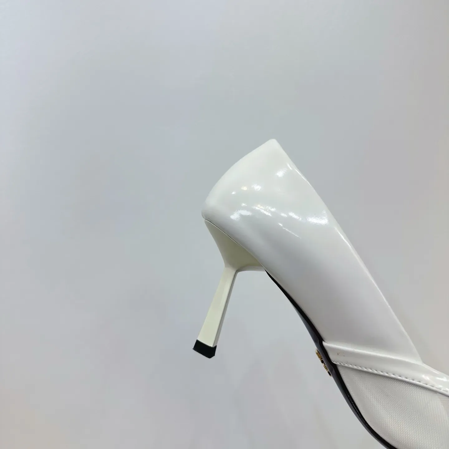 👟👟Ex-factory price 560👟👟 2025 SSS launches Prada’s latest long boots, sandals, thin heels, empty backs, thick heels series ————————🆚🆚🆚 💥PRADA's early spring T-stage catwalk show is the same style as "Dreams Never Sleep". Prada can use it on important occasions. The fresh style has a bit of nobility and is perfect on the feet. 💃💃 Wear this shoe with it. It is elegant and crystal clear, regardless of various accessories. The materials are all exclusively customized one-to-one and must be zero-distance from the original. The entire series is full of exciting and unexpected combinations of elements. The expression of different materials and textures of fabrics has a strong artistic flavor, allowing you to appreciate the ever-changing style of Prada girls. 1⃣ Upper: Made of open-edge bead➕mesh 2⃣ Lining: imported sheepskin 3⃣ Outsole: Italian original genuine leather outsole Heel height 7.5 4⃣🔺Original labeling feet, stock code number 35M-39M (40 41 42 customized, non-returnable and non-exchangeable).